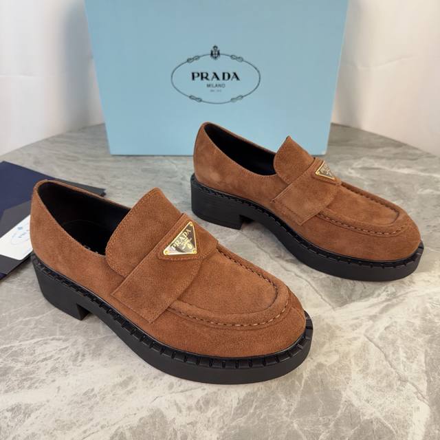 男加10 DDD 普拉达乐福鞋经典系列，顶级版本！ DDD 原版开模饰扣，永不变形。鞋面油边工艺 DDD 面：高丝光牛反绒 DDD 里：丝绸牛皮，柔软滑 DDD