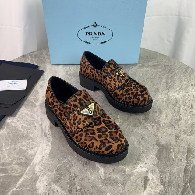 P家经典款 DDD 面：进口马毛 DDD 里：超软水染牛皮 DDD 垫：水染牛皮 DDD 底：原版橡胶发泡大底 DDD 跟高4Cm DDD 标志性三角标，原版包