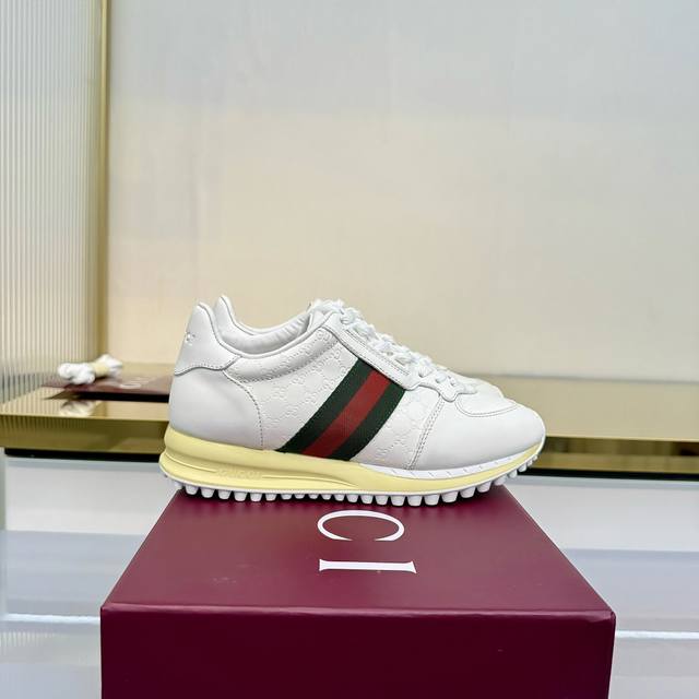 顶级版本：女 男款 DDD Gucci古驰 最新Gg系列 休闲 运动鞋 球鞋 DDD Gucci Gg系列运动鞋 经典棕色帆布+皮革拼接，侧面红绿条纹超有辨识度