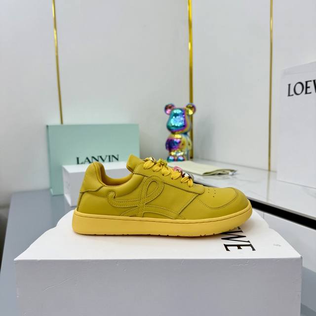 不加装饰扣 ，加鞋带装饰扣+40 DDD Loewe｜罗意威小白鞋 超百搭歪头运动鞋 DDD 罗意威又出爆款Jambo运动鞋 DDD 依旧是有特色的歪头设计 D