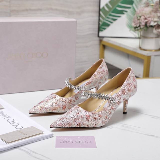 厂价 DDD Jimmy Choo26Wf早春新品尖头 DDD 水钻蝴蝶结高跟鞋 DDD 当复古优雅与摩登闪耀撞个满怀 DDD 鞋头缀以手工镶嵌的捷克水钻蝴蝶饰