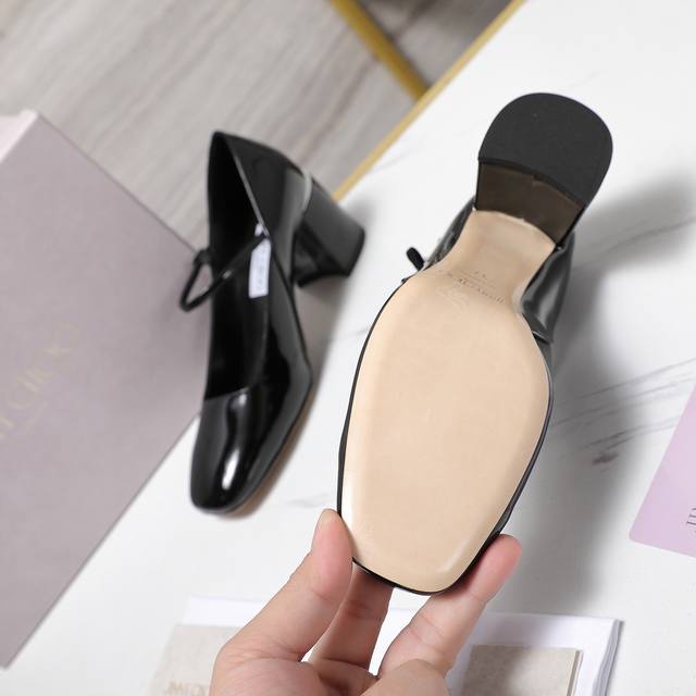 厂价 DDD Jimmy Choo 吉米周Jc经典粗跟单鞋 DDD 电镀片粗跟玛丽珍鞋 DDD 回溯千禧热潮 定格精致锋芒 DDD 以品牌标志性奢华格调碰撞新世