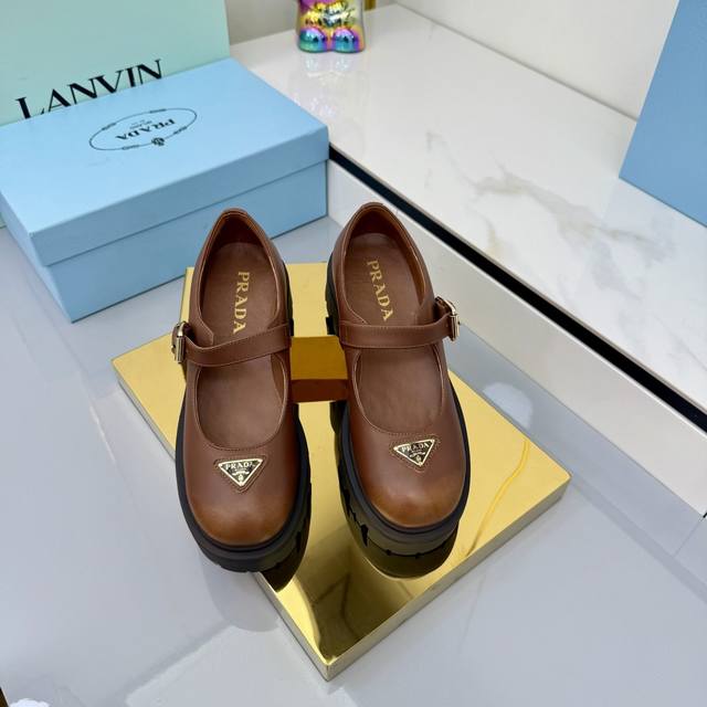 Prada 普拉达 25最新厚底玛丽珍鞋 DDD 火爆系列 演绎都市风尚 设计彰显功能性与科技感 新颖压花橡胶三角形徽标展现品牌标志性元素 全牛皮鞋面，上脚无敌