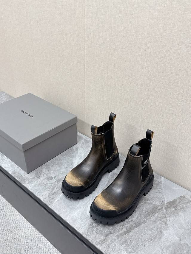 Balenciaga巴黎世家秋冬最新款情侣高帮 做旧复古风格,以崭新视角演绎“中古风”黑色百搭经典配色 大底鞋头处有品牌Logo 鞋身特殊皮料采用做旧水染擦色工 Balenciaga巴黎世家秋冬最新款情侣高帮 做旧复古风格,以崭新视角演绎“中古风”黑色百搭经典配色 大底鞋头处有品牌Logo 鞋身特殊皮料采用做旧水染擦色工