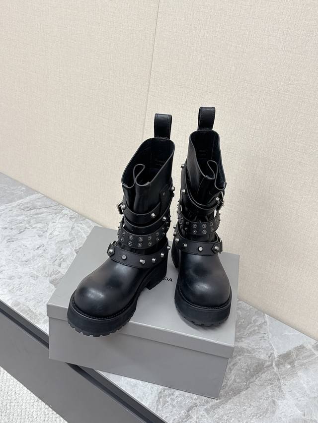男20 Balenciaga巴黎世家25Fw毒液Venom情侣款高筒靴 中筒靴 DDD 请认准高版本 这款靴子在设计上独具匠心 以绑带与皮带元素作为亮点 不仅能 男20 Balenciaga巴黎世家25Fw毒液Venom情侣款高筒靴 中筒靴 DDD 请认准高版本 这款靴子在设计上独具匠心 以绑带与皮带元素作为亮点 不仅能