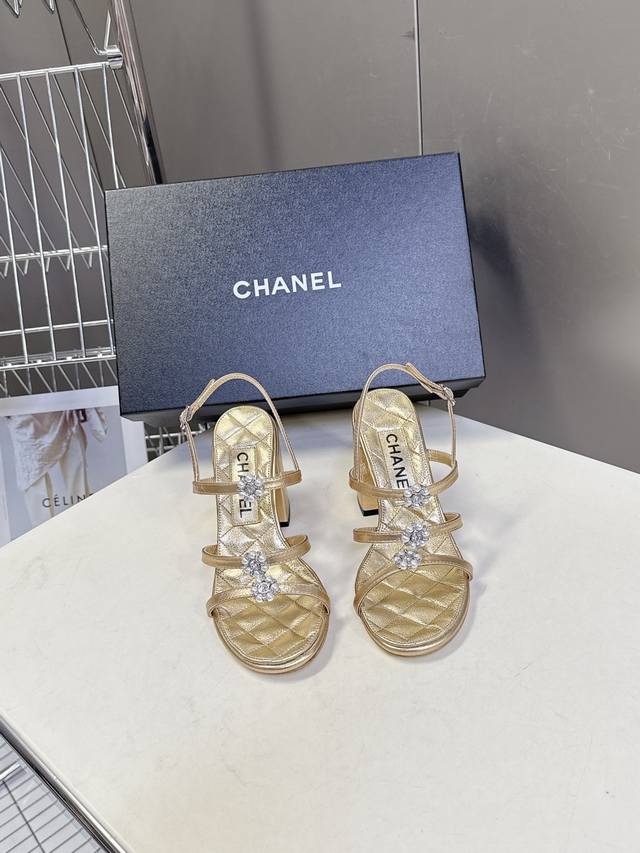 香奈儿Chanel春夏最新款粗跟凉鞋 DDD 超多网红时尚博主种草 高级感舒适，配女神们的半身裙，不规则的尖头，晚宴系列专属高跟鞋贯穿整季Lookbook完全戳