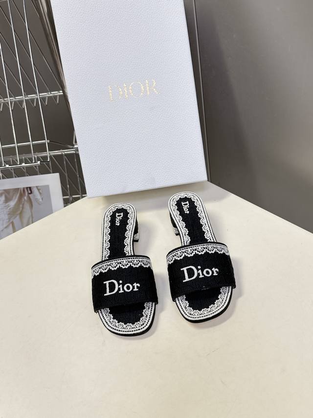 Dior迪奥2026春夏最新款Cd粗跟拖鞋 超多明星时尚博主种草 春夏季必备 简约的设计 极具辨识度的品牌Logo点缀 简单而不简约 品牌价值感拉满 上脚非常舒