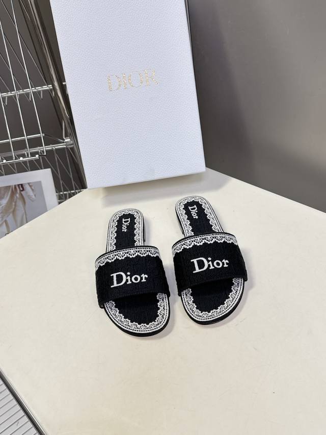 Dior迪奥2026春夏最新款Cd拖鞋 超多明星时尚博主种草 春夏季必备 简约的设计 极具辨识度的品牌Logo点缀 简单而不简约 品牌价值感拉满 上脚非常舒适
