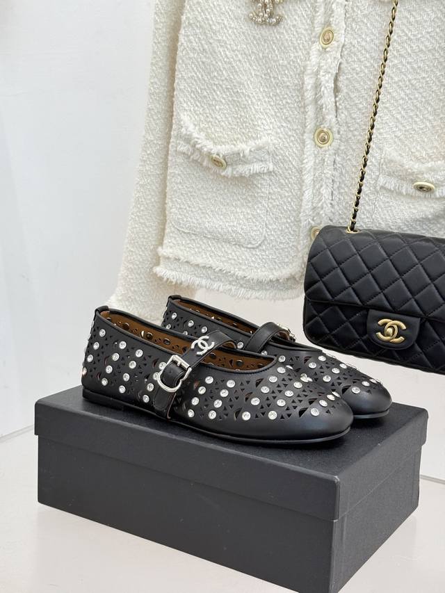 厂价 DDD Chane*｜小香经典水钻双C镂空玛 DDD 平底丽珍鞋 DDD 当小香的匠心邂逅玛丽珍鞋的经典轮廓 DDD 便诞生了这双兼具优雅与个性的水钻镂空