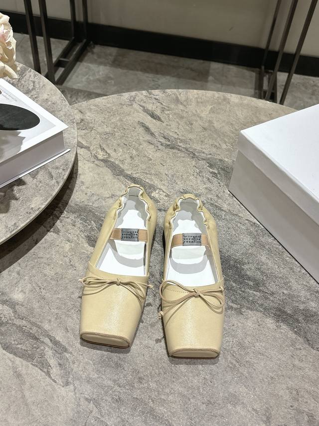 Maison Margiela 马吉拉26春夏款复古方头弹力带芭蕾鞋平底鞋春鞋系列 DDD 采用品牌标志性的贴合脚型的雕塑感轮廓，鞋面柔软且线条流畅，兼顾贴合度