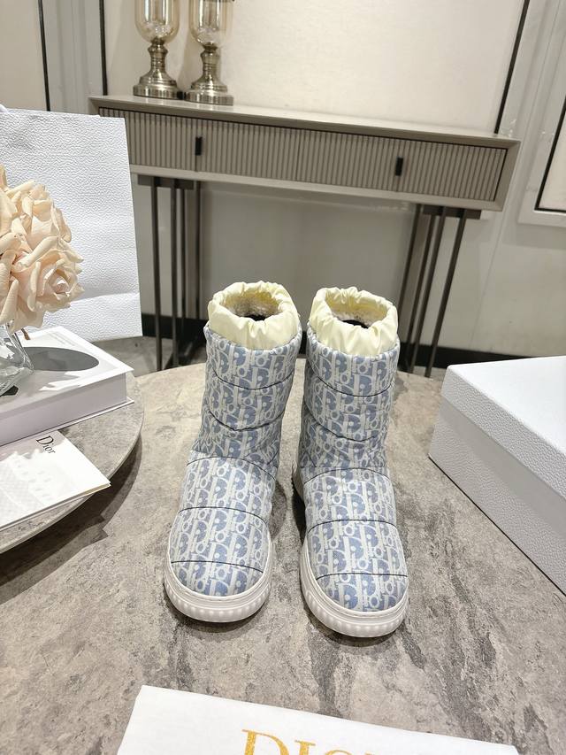 Dior 迪奥 秋冬 新款雪地靴 DDD 这款Dior 及踝靴巧妙融合 Dior Chez Moi 系列元素 采用 Oblique 印花天鹅绒制作 Christ