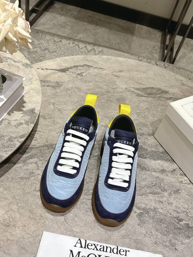 男10， DDD Alexandermcqueen 麦昆26早春新品情侣款低帮运动鞋德训鞋 DDD Ec1运动鞋 流畅的圆形鞋头廓形，采用黑色尼龙和绒面材质，呈