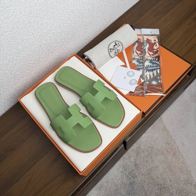 出厂价Pp： 随机赠送丝巾 DDD 品牌：Hermes DDD 颜色:经典全色系 DDD 编号：H8018-1 DDD 跟高：1Cm DDD 码数：35-40全