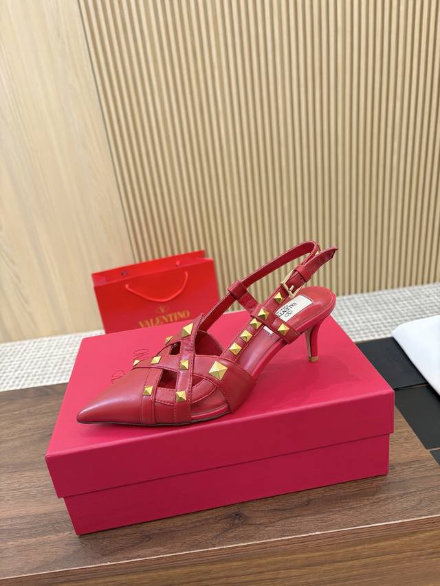 顶级版本 华伦天奴 DDD 春夏新女士后空凉鞋，行走神器 DDD 独特的 金字塔柳钉金属 衬托出满满的高级感，新一季不负期待！ DDD 值得入手★绝对的上档次原