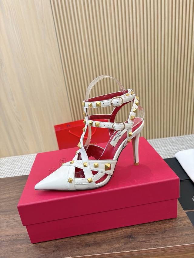 顶级版本 华伦天奴 DDD 春夏新女士后空凉鞋，行走神器 DDD 独特的 金字塔柳钉金属 衬托出满满的高级感，新一季不负期待！ DDD 值得入手★绝对的上档次原