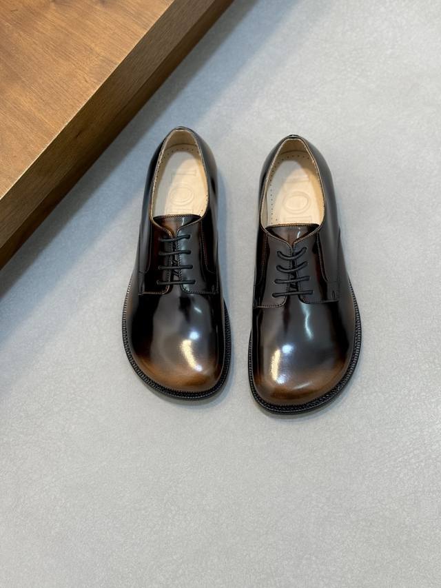 罗意威Loewecampo男士乐福鞋 DDD 鞋面采用牛皮革，真皮大底、Loewe 罗意威标志性不对称圆头造型。关键细节包括高鞋面和手工缝线。Loewe全新Ca