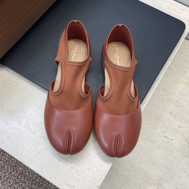 工厂P价P DDD Maison Margiela 马吉拉 2026早春新款平底果冻色女鞋 Mm6字母Logo镂空拼色弹力分趾凉鞋 DDD 材质：鞋面进口小牛皮