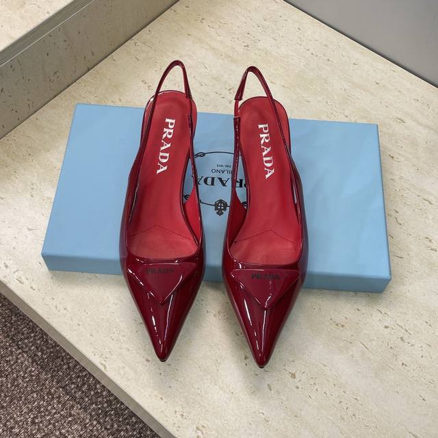 工厂P价P DDD Prada 2026早春走秀新款高跟尖头后空女鞋 普拉达标志性字母Logo三角标徽章扣果冻色细跟拼色凉鞋 DDD 材质:鞋面进口开边珠小牛皮