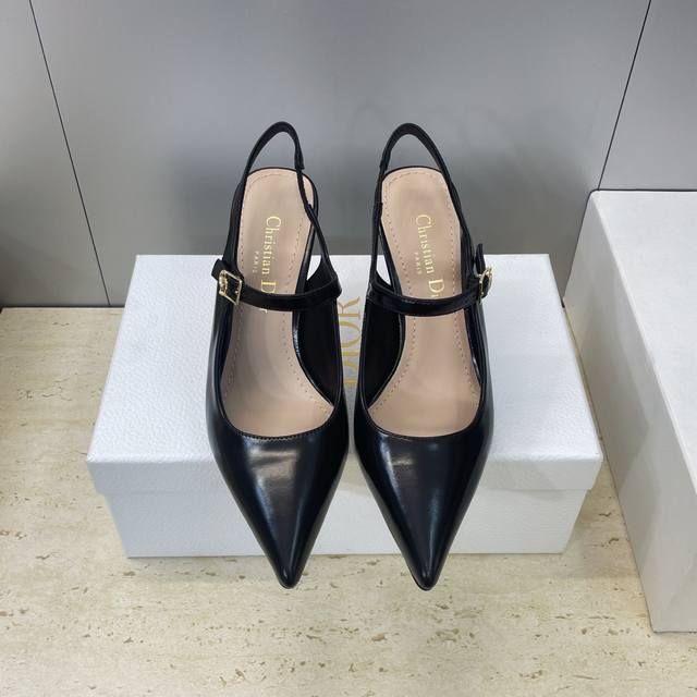 工厂P价P DDD 迪奥 Dior 2026早春新款高定走秀系列新款 Icon 高跟尖头穆勒女鞋 明星同款Cd字母Logo五金扣细跟后空凉鞋 DDD 材质：鞋面