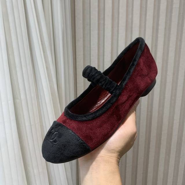 高版本 DDD 小香2025官网香奈儿夏季玛丽珍袜子单鞋四季，系列新品乐福鞋满满的复古风 秀气的鞋型 看着就很讨喜，小圆的鞋头 衬托脚也变得瘦瘦的，上脚给人就是