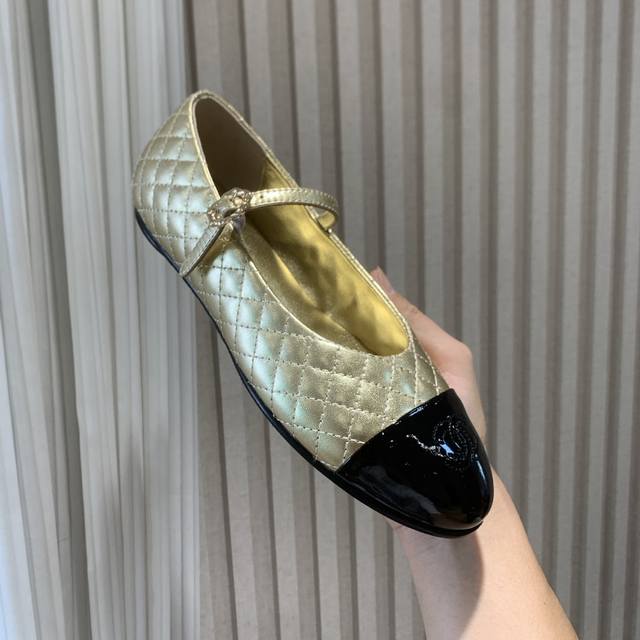 高版本 DDD 小香2025官网香奈儿夏季玛丽珍袜子单鞋四季，系列新品乐福鞋满满的复古风 秀气的鞋型 看着就很讨喜，小圆的鞋头 衬托脚也变得瘦瘦的，上脚给人就是