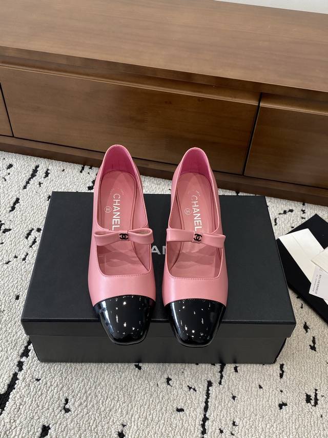 高版本 DDD Chanel2025秋冬新款，玛丽珍皮面 DDD 香奈儿小香C家 中跟单鞋 超级舒服 DDD 走秀高级成衣定制，简约又不失甜美俏皮 纯色面料清爽