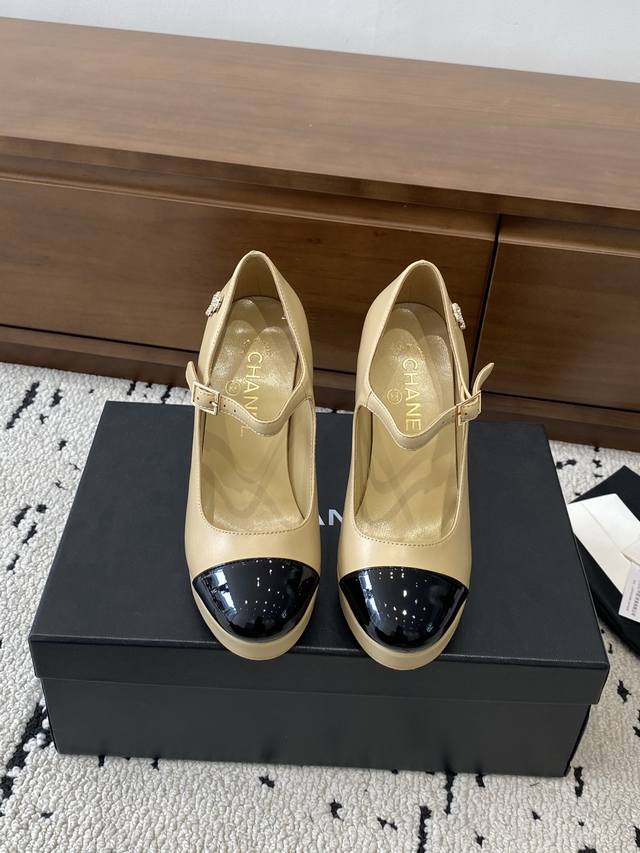 高版本 DDD Chanel｜香奈儿小香25C秋冬新品 DDD 超高跟，防水台单鞋 DDD 满满的走秀款鞋型 DDD 看着就很讨喜 带点圆的鞋头 DDD 衬托脚