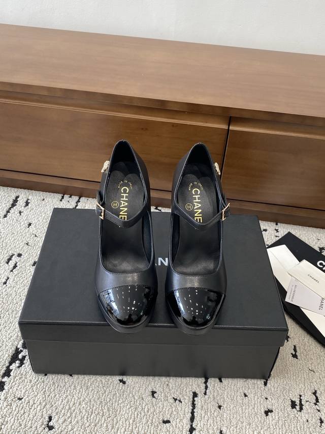 高版本 DDD Chanel｜香奈儿小香25C秋冬新品 DDD 超高跟，防水台单鞋 DDD 满满的走秀款鞋型 DDD 看着就很讨喜 带点圆的鞋头 DDD 衬托脚