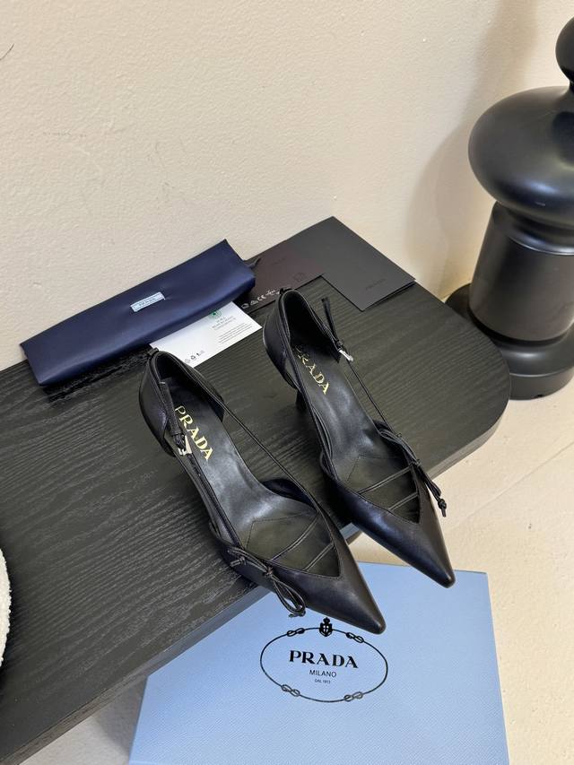 Prad* 26Ss经典款三角标尖头小高跟单鞋 DDD 采用锐利尖头+几何三角标的组合，鞋头处的三角拼接是品牌辨识度设计，拉长腿部线条的同时强化了先锋感；鞋跟为