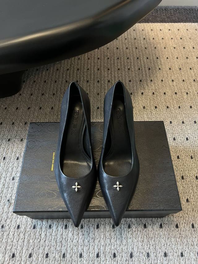 Smfk 25Ss尖头十字扣高跟鞋 DDD 细节之美，尽显优雅格调。黑色高跟鞋搭配金属花饰 每一步都在诠释低调奢华与独特品味。+字铆钉古典皮质高跟鞋，尽显酷飒气