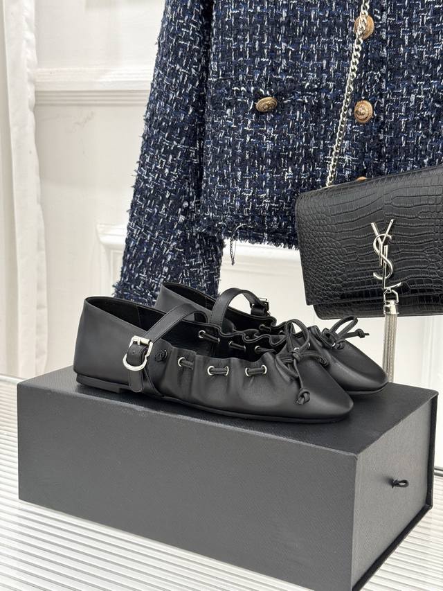 厂价 DDD Alaa 阿莱亚26Wf新品复古蝴蝶结玛 DDD 平底丽珍鞋 DDD 当Alaa的高定基因邂逅玛丽珍经典鞋型 DDD 平底姿态藏着不费力的优雅 D