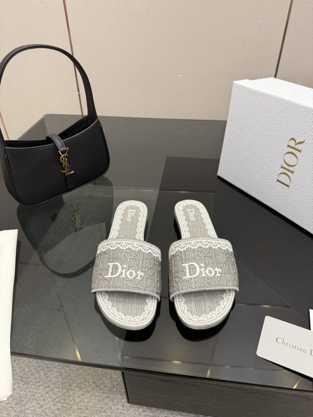 迪奥 Dior 2025 春夏新款 Dway 平底一字拖果冻色女鞋 Cd字母Logo立体刺绣圆头露趾拼色凉拖鞋 DDD 材质:鞋面进口酒椰草电绣高温水溶棉质科技