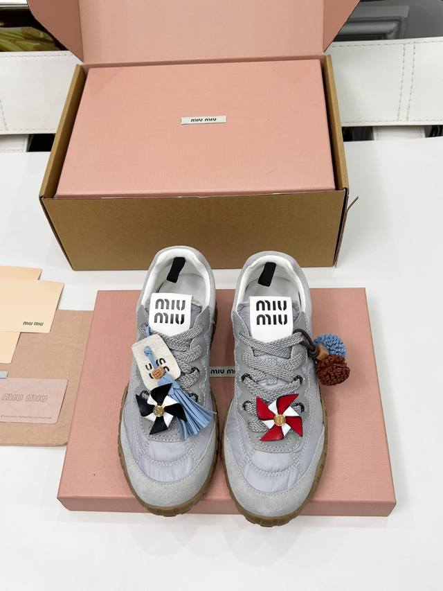 上线、Miumiu 德训鞋！ DDD Miumiu 德顺鞋 Ins穿搭时尚 Miu缪女孩特定专属 DDD 每个色系都有它独有的味道 DDD 简单随意不羁 复古颜