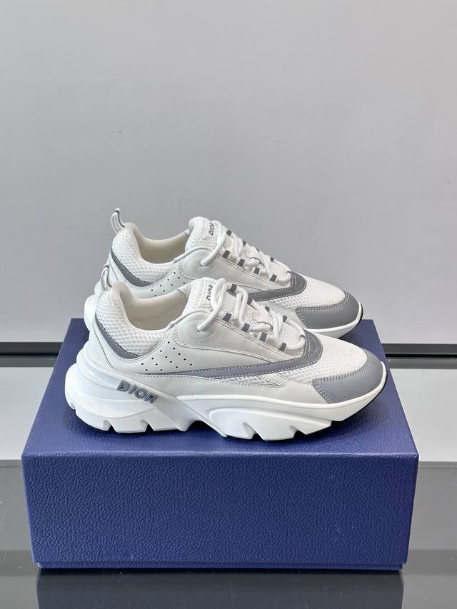 Dior B22复古慢跑鞋，灵感来自经典慢跑鞋，低帮厚底设计，牛皮革+网眼织物拼接，质感满分又透气。 DDD 黑白刻花橡胶鞋底，抓地力和舒适度都很棒，日常穿搭或