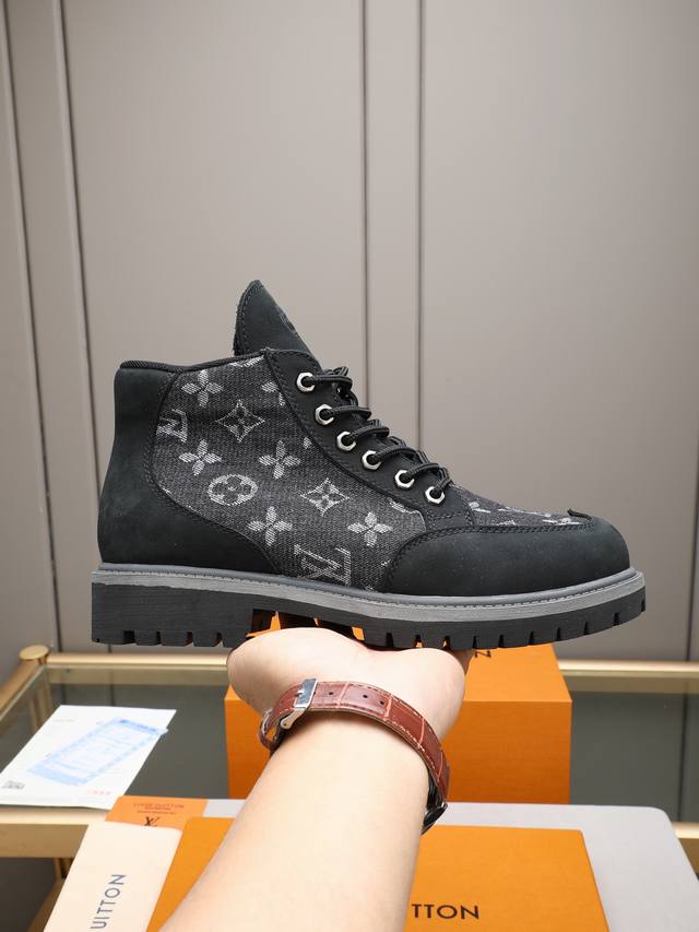 Louis Vuitton Ss25 Lv驴牌新款厚底系带大头鞋男士休闲鞋高帮小短靴。本款 靴子以头层小牛皮革裁出轻盈舒适鞋身。厚实 Eva外底点缀醒目凸纹，亦