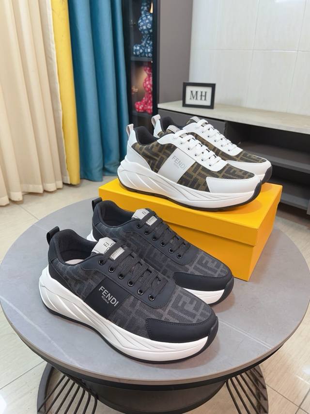 出厂价P Fendi 芬迪经典舒适男士，这款复杂的运动鞋是由柔软的小牛皮真皮内里原版超轻橡胶材质粗纹大底 这种独特的轻薄风格适合这个季节的随意而精致的感性，上脚