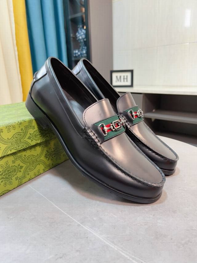 出厂价P 牛里 Gucci古奇 正装男士皮鞋新款来袭～原版质量鞋面采用意大利进口漆皮，皮质柔软细腻，舒适柔软头层牛皮里，橡胶耐磨大底，鞋型端庄霸气，奢华魅力无所