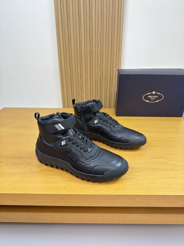 Prada 普拉达 DDD -高端品质 原单 高帮休闲运动鞋 DDD -鞋面：纳帕小牛皮、鞋耳车缝品牌Logo塑胶模块、鞋舌.后跟.品牌织带 DDD -内里：有