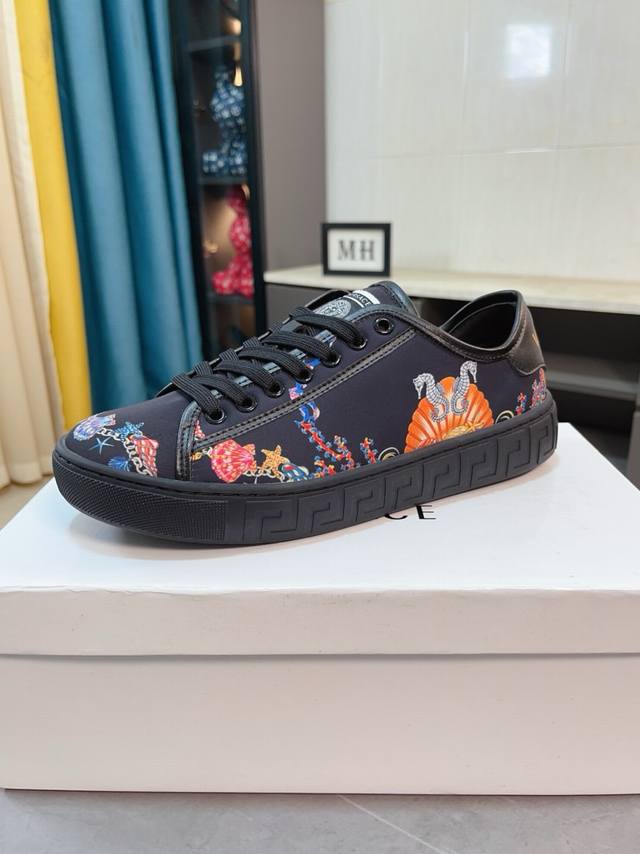 出厂价P Versace 范思哲最新款精心打造，引爆全场！不断创新的国际品牌 此款男士四季款休闲鞋，牛皮鞋面羊皮内里橡胶防滑大底，透气舒适以质量说话 码数：38