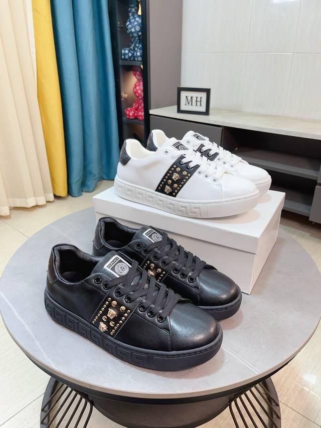 出厂价P Versace 范思哲最新款精心打造，引爆全场！不断创新的国际品牌 此款男士四季款休闲鞋，牛皮拼接鞋面羊皮内里橡胶防滑大底，透气舒适以质量说话 码数：