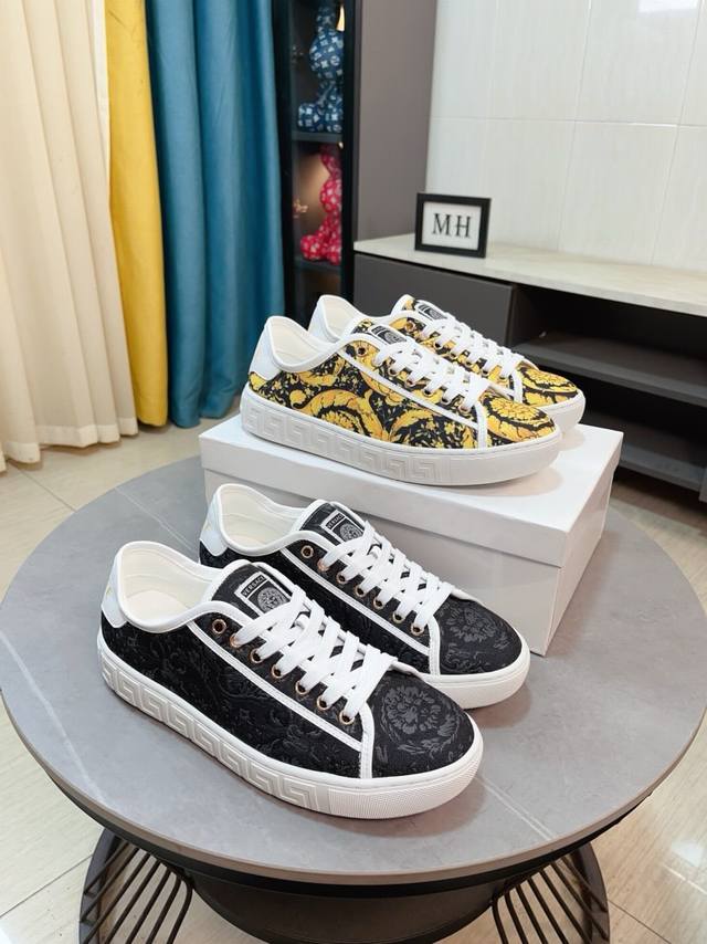 出厂价P Versace 范思哲最新款精心打造，引爆全场！不断创新的国际品牌 此款男士四季款休闲鞋，印花布料鞋面羊皮内里橡胶防滑大底，透气舒适以质量说话 码数：