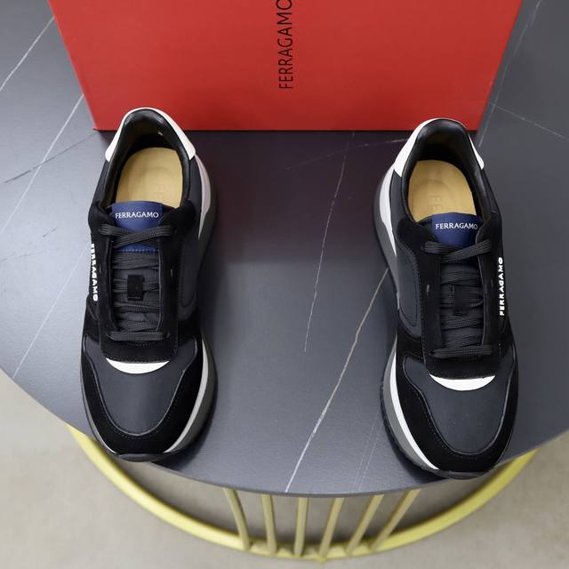 出厂价Pp: Ferragam0菲拉 DDD 休闲鞋从跑鞋汲取设计灵感,焕新诠释运动时尚魅力。鞋面尽显动感活力。鞋面一侧饰有立体橡胶标识,搭配轻盈双色橡胶鞋底, 出厂价Pp: Ferragam0菲拉 DDD 休闲鞋从跑鞋汲取设计灵感,焕新诠释运动时尚魅力。鞋面尽显动感活力。鞋面一侧饰有立体橡胶标识,搭配轻盈双色橡胶鞋底,
