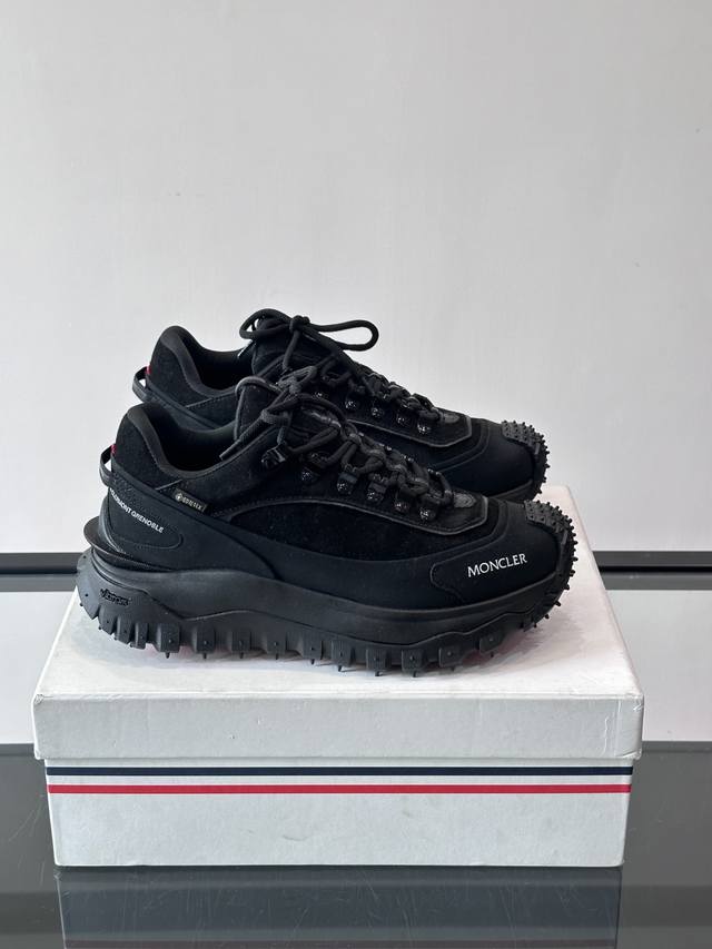 Moncler黑色户外运动鞋，采用Cordura防撕裂尼龙+Gore-Tex防水材质，耐磨又防水，超适合户外活动！ DDD 厚底设计有增高效果，防滑轮胎纹路，抓