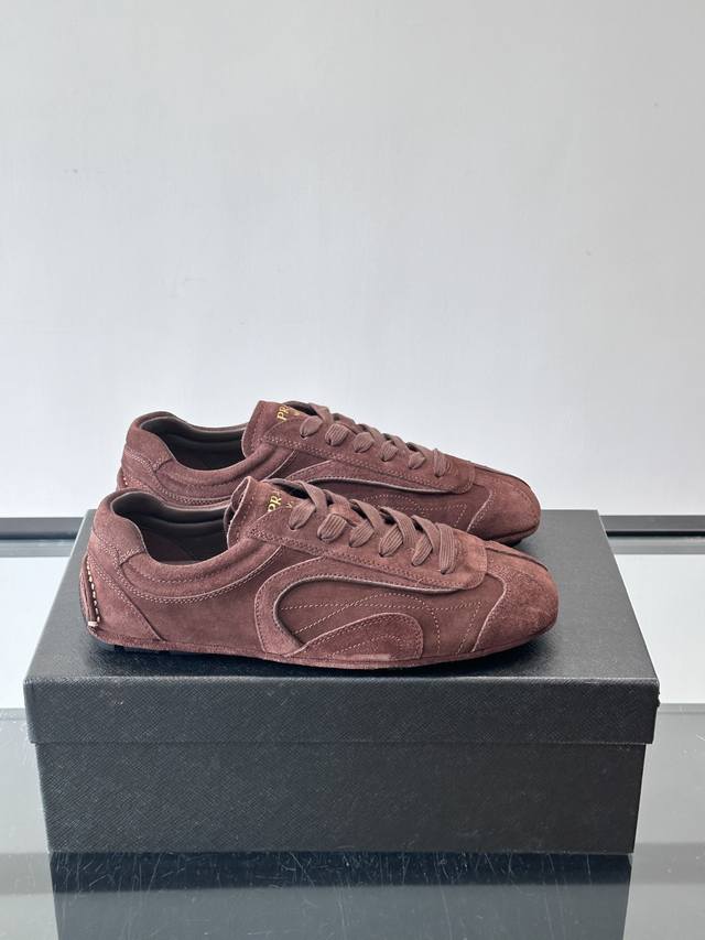 Prada Montecarlo牛反绒运动鞋 DDD ，Prada Montecarlo牛反绒运动鞋，灵感源自赛车鞋，鞋面柔软耐磨，顶线缝合+运动风缝线，复古又