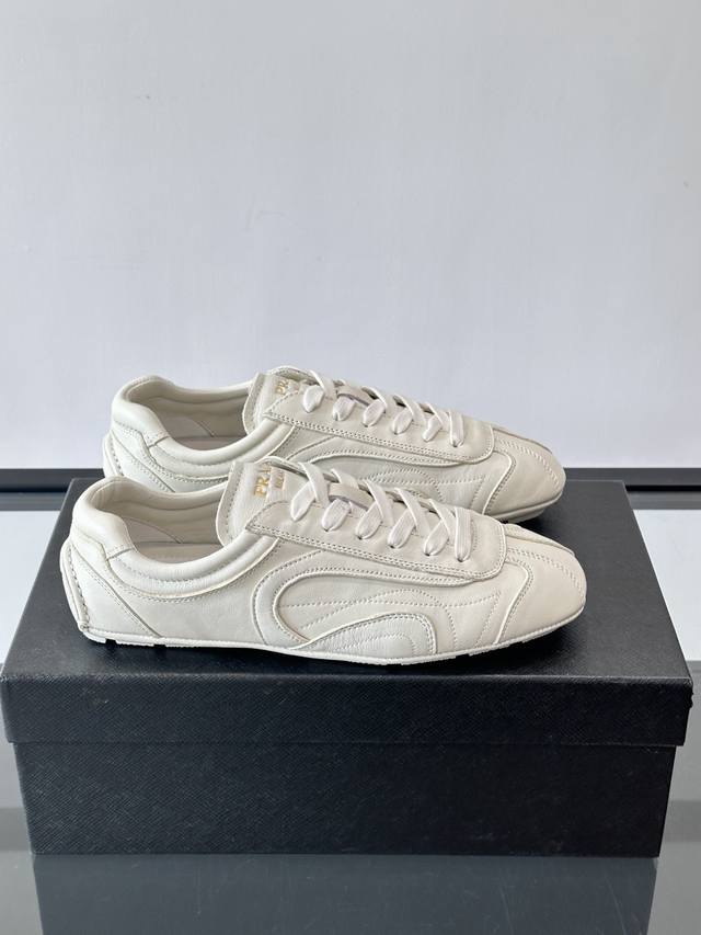 Prada Montecarlo德训鞋 DDD Prada Montecarlo德训鞋灵感源自赛车鞋，鞋面选用柔软小羊皮，搭配经典T字鞋头和顶线缝合，复古又有运