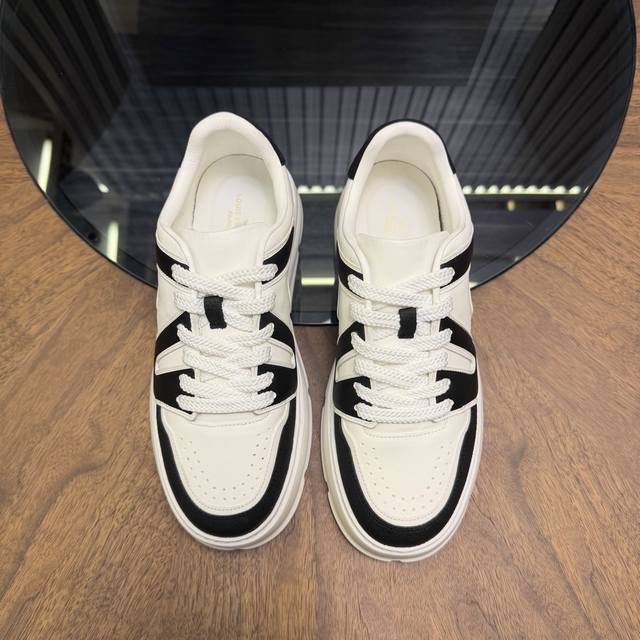 Lv新款男士休闲鞋，牛皮材料透气又舒适！鞋面有经典Lv标志，鞋底是Tpu发泡超轻材质，耐磨抓地力强。水染牛皮内里 顶级品质 DDD ，Size：39-44 38