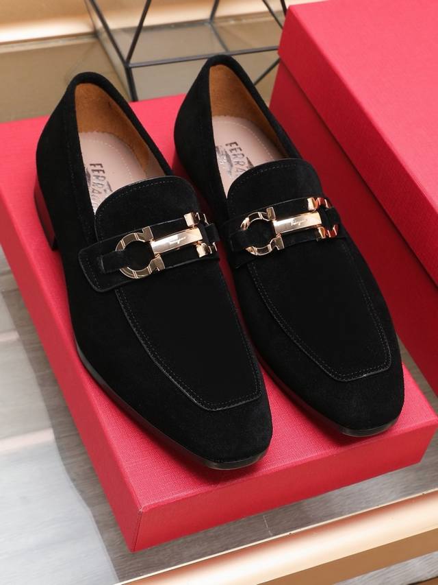 Ferragamo 最新高端顶端品牌奢侈～代购，顶级～质量。新時尚商务男鞋鞋面選用原版返绒牛皮牛皮内里，精细做工。原版个性时尚柔软组合耐磨防滑大底，上脚轻巧舒适