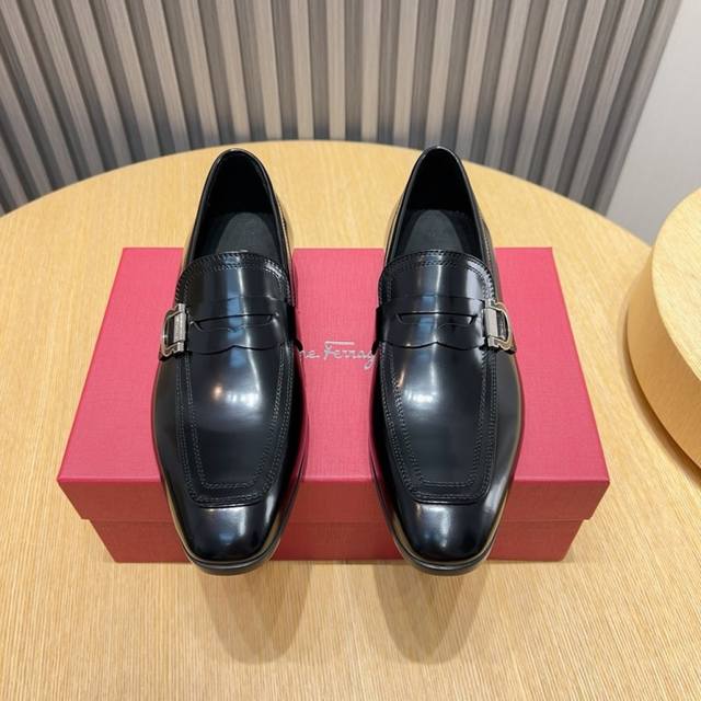 工厂P Ferragamo 最新高端顶端品牌奢侈～代购，顶级～质量。新時尚商务男鞋鞋面選用原版开边珠牛皮牛皮内里，精细做工。原版个性时尚柔软组合耐磨防滑大底，上