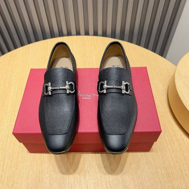 工厂P Ferragamo 最新高端顶端品牌奢侈~代购,顶级~质量。新時尚商务男鞋鞋面選用原版手掌纹牛皮牛皮内里,精细做工。原版个性时尚柔软组合耐磨防滑大底,上 工厂P Ferragamo 最新高端顶端品牌奢侈~代购,顶级~质量。新時尚商务男鞋鞋面選用原版手掌纹牛皮牛皮内里,精细做工。原版个性时尚柔软组合耐磨防滑大底,上