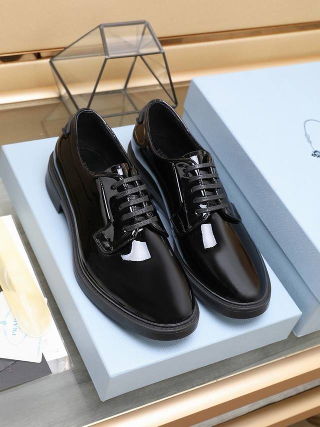 Prada 最新高端顶端品牌奢侈～代购，顶级～质量。新時尚商务男鞋鞋面選用原版开边珠牛皮牛皮内里，精细做工。原版个性时尚柔软组合耐磨防滑大底，上脚轻巧舒适，实物